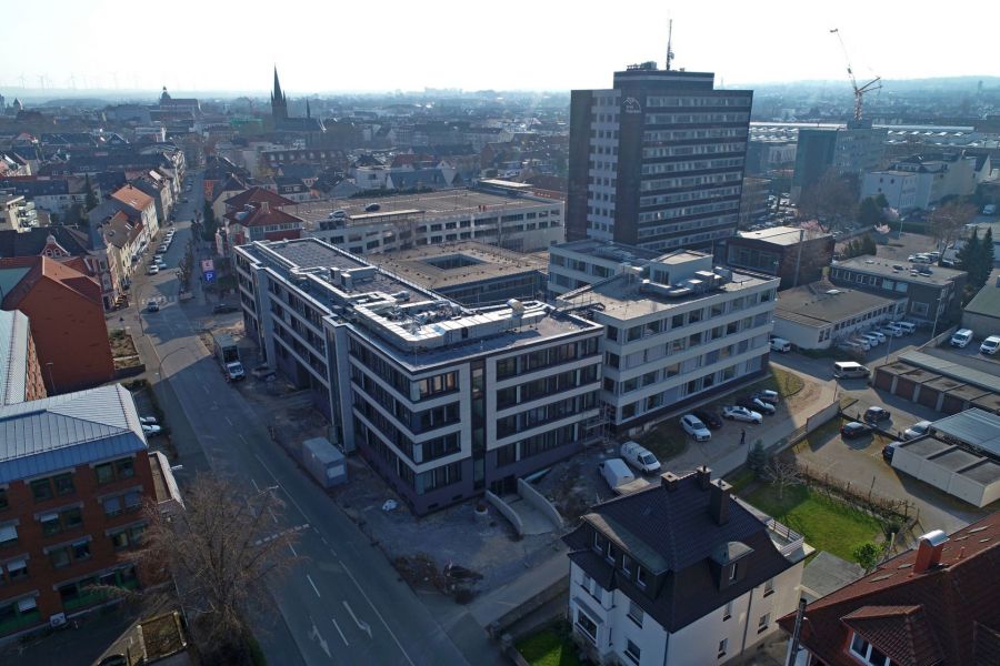 Der neue Erweiterungsbau auf dem Kreishausgelände bietet Platz für 180 Arbeitsplätze (Gebäude mit dem Photovoltaik auf dem Dach) – die Außenanlagen werden im Laufe des Frühjahrs fertiggestellt  Bildnachweis: Dietmar Pannenberg, Kreis Paderborn